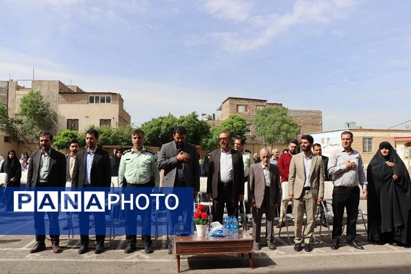 آیین گرامیداشت مقام معلم و به صدا درآوردن زنگ سپاس معلم در مدرسه شهید مرادی و شهید کلانتری پاکدشت