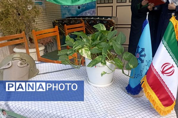 تجلیل از فرمانده واحد بسیج دانش‌آموزی دبیرستان فرزانگان قوچان 