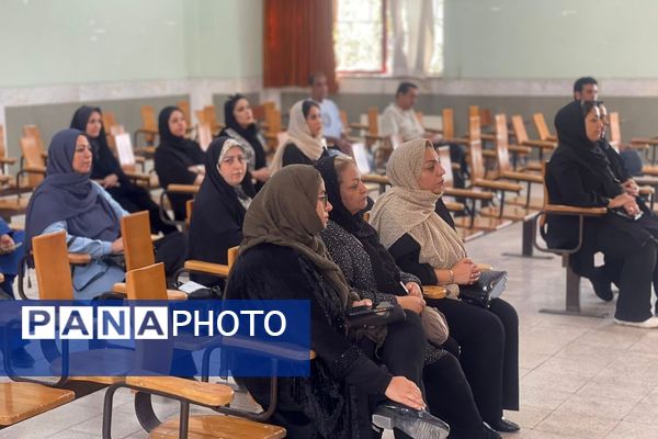 برگزاری جلسه انجمن اولیا و مربیان در آموزشگاه آریو مصلی نژاد ناحیه دو شهرری 