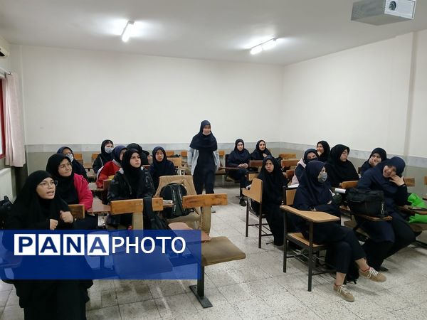  جلسه شورا  و بسیج دانش آموزی در دبیرستان نمونه دولتی مهشید مصلی نژاد