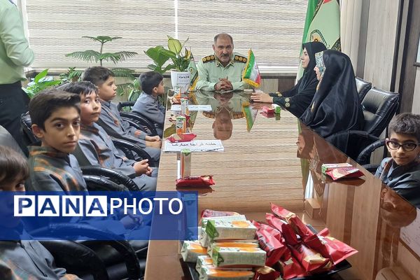 تقدیر دانش‌آموزان مدارس منطقه کهریزک از فرماندهان انتظامی کلانتری ۱۷۰ کهریزک و ۱۷۵ باقرشهر 