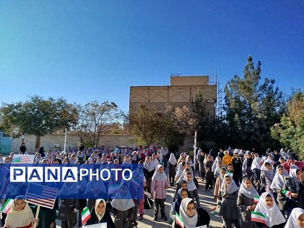 دانش‌آموزان شهید نجفی فدافن هم‌صدا با انقلاب در مراسم سیزده آبان