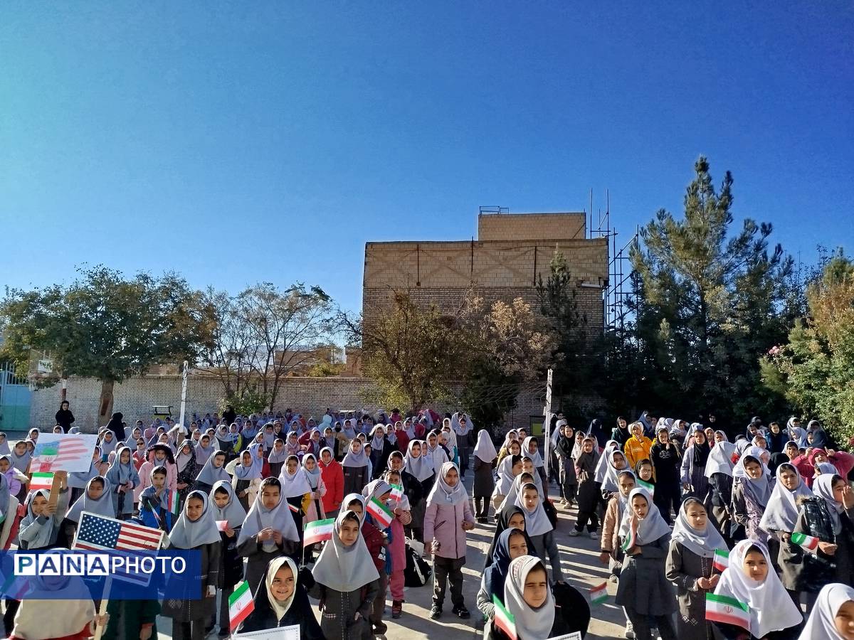 دانش‌آموزان شهید نجفی فدافن هم‌صدا با انقلاب در مراسم سیزده آبان