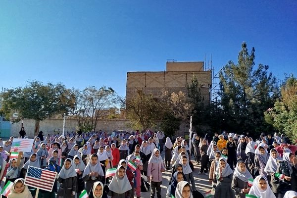 دانش‌آموزان شهید نجفی فدافن هم‌صدا با انقلاب در مراسم سیزده آبان