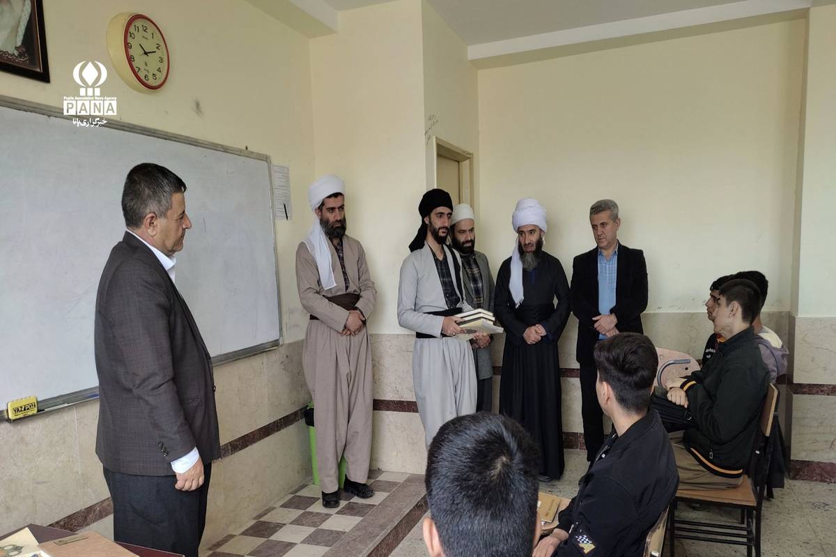 تجلیل مدرسه علوم دینی حضرت محمد رسولالله(ص) از معلمان دبیرستان توحید در هفته معلم