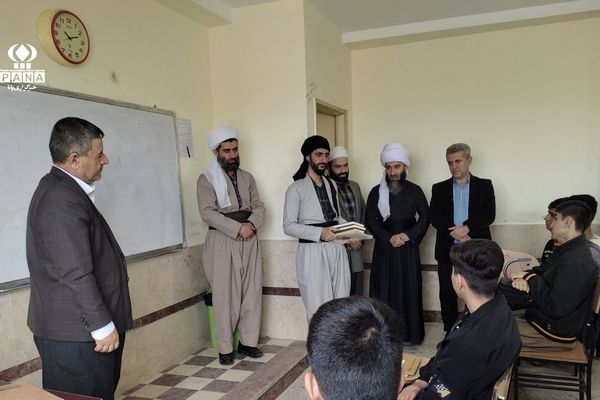 تجلیل مدرسه علوم دینی حضرت محمد رسول‌الله(ص) از معلمان دبیرستان توحید در هفته معلم