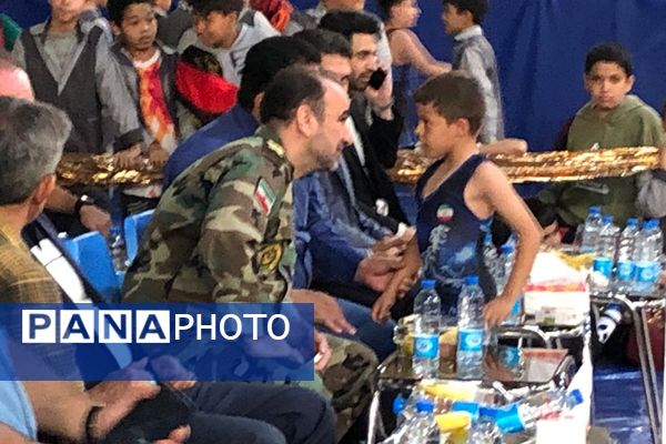 حضور معاون زمینی ارتش جمهوری اسلامی ایران در کنار پیشکسوتان و قهرمانان کشتی در سالن ورزشی الزهرا ناحیه 2 شهرری 