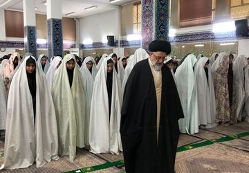 اقامه نماز جماعت به امامت امام جمعه شهرری در دبیرستان شاهد ندای فاطمه(س)