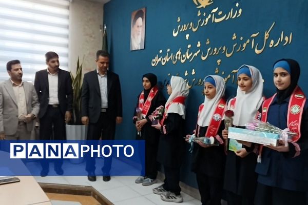 تجلیل دانش آموزان مدرسه هدی۱ از  مدیر ومعاونین آموزش و پرورش شهرستان قدس