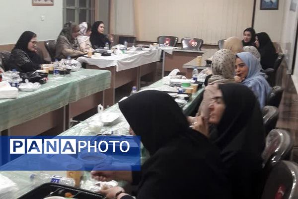 برگزاری مراسم افطار و طعام در دبیرستان فتح المبین ناحیه دو شهرری 