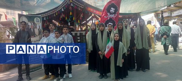 اجرای گروه سرود و تئاتر خیابانی به مناسبت هفته دفاع مقدس در مصلای کرج