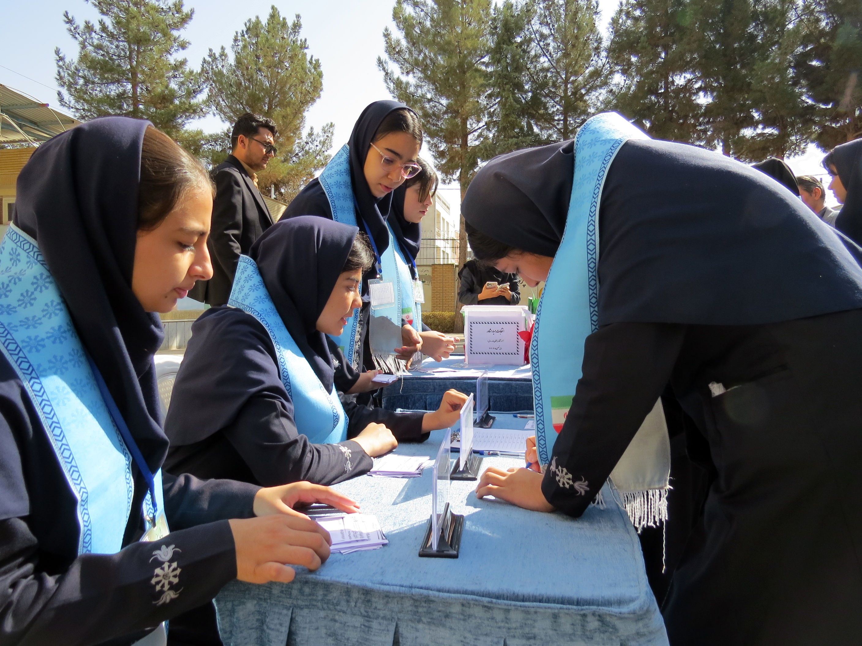 انتخابات همیار مشاور مدرسه دخترانه فرزانگان