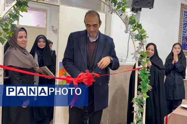 آیین افتتاحیه نمایشگاه هنری «ماها» در هنرستان شهید تاجیک بهارستان‌دو