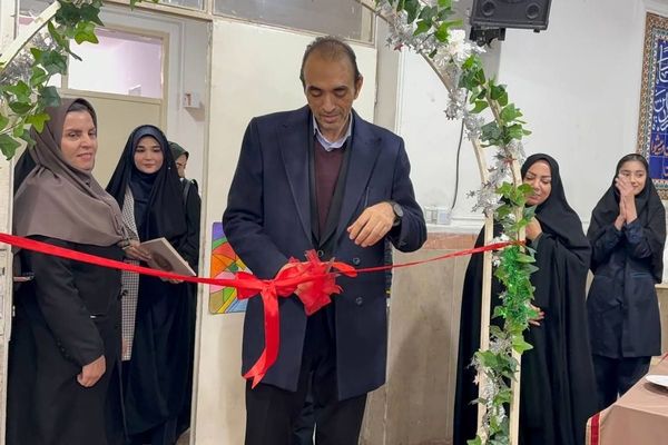 آیین افتتاحیه نمایشگاه هنری «ماها» در هنرستان شهید تاجیک بهارستان‌دو