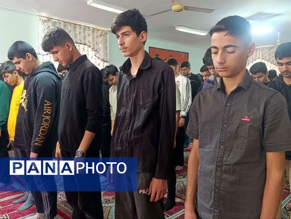 مراسم سالگرد شهادت حضرت فاطمه‌ زهرا (س) در مدرسه پس از اقامه نماز جماعت