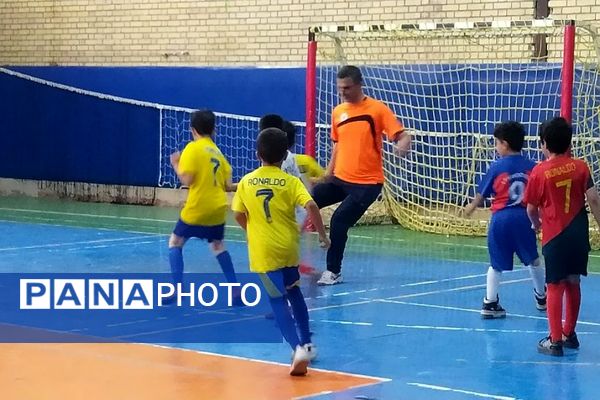 پدر و پسر در میدان ورزش؛ شور و نشاط ورزشی در مدرسه علامه طباطبایی پیشوا