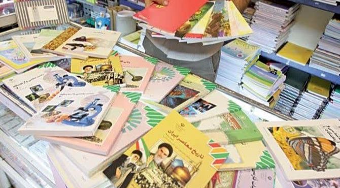  توزیع کتب درسی در دبیرستان شاهد ذوالانوار شیراز
