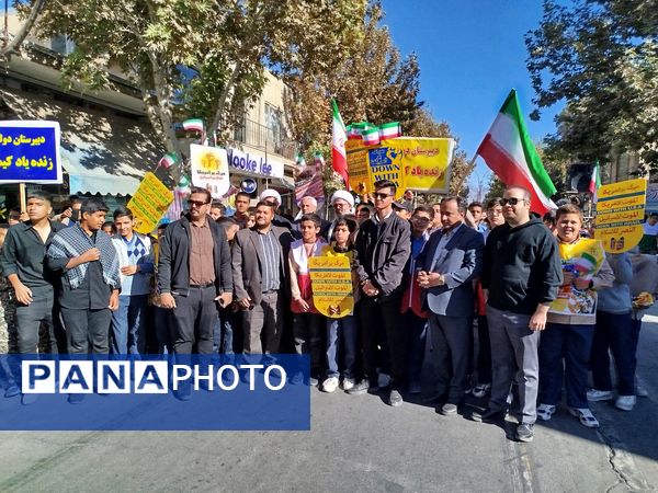 مردم کاشمر با گام‌های استوار در مسیر آرمان‌های انقلاب گام برداشتند 