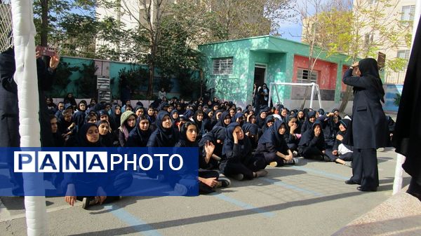  ویژه برنامه ولادت حضرت زینب(س) و روز پرستار در دبیرستان دخترانه استقلال‌ناحیه یک کرج