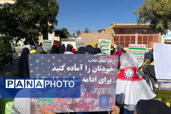 حضور حماسی دانش‌آموزان در راهپیمایی باشکوه ۱۳ آبان ماه در سورمق