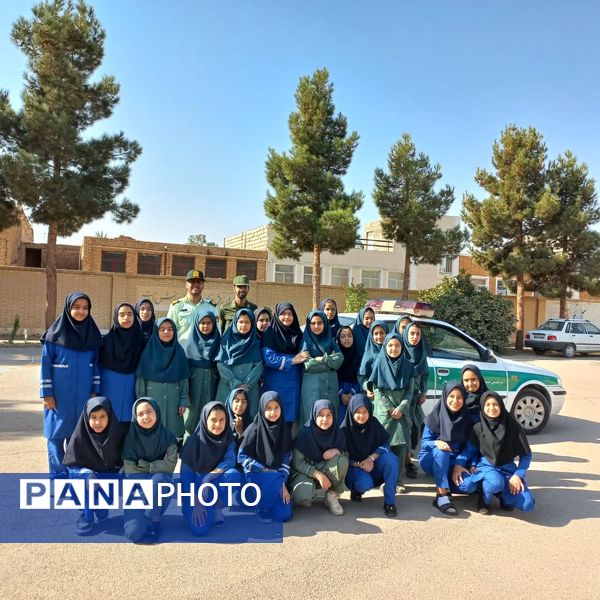 حضور ماموران نیروی انتظامی در دبستان حاج فرج عبداللهی اردکان