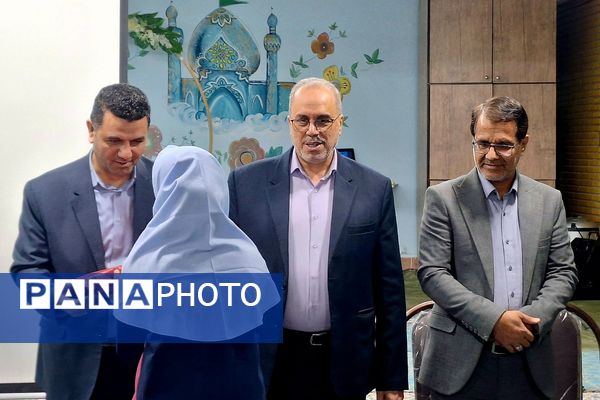 نمایشگاه پژوهش به مناسبت هفته پژوهش در دبستان حکمت نبوی ناحیه دو شهرری 