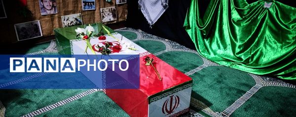 استقبال دانش‌آموزان دبیرستان شهید برقعی 2 قم از یک لاله فاطمی