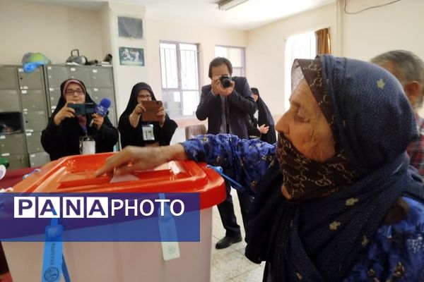 مردم شهرستان فاروج همدل و یکصدا پای صندوق‌های رأی 