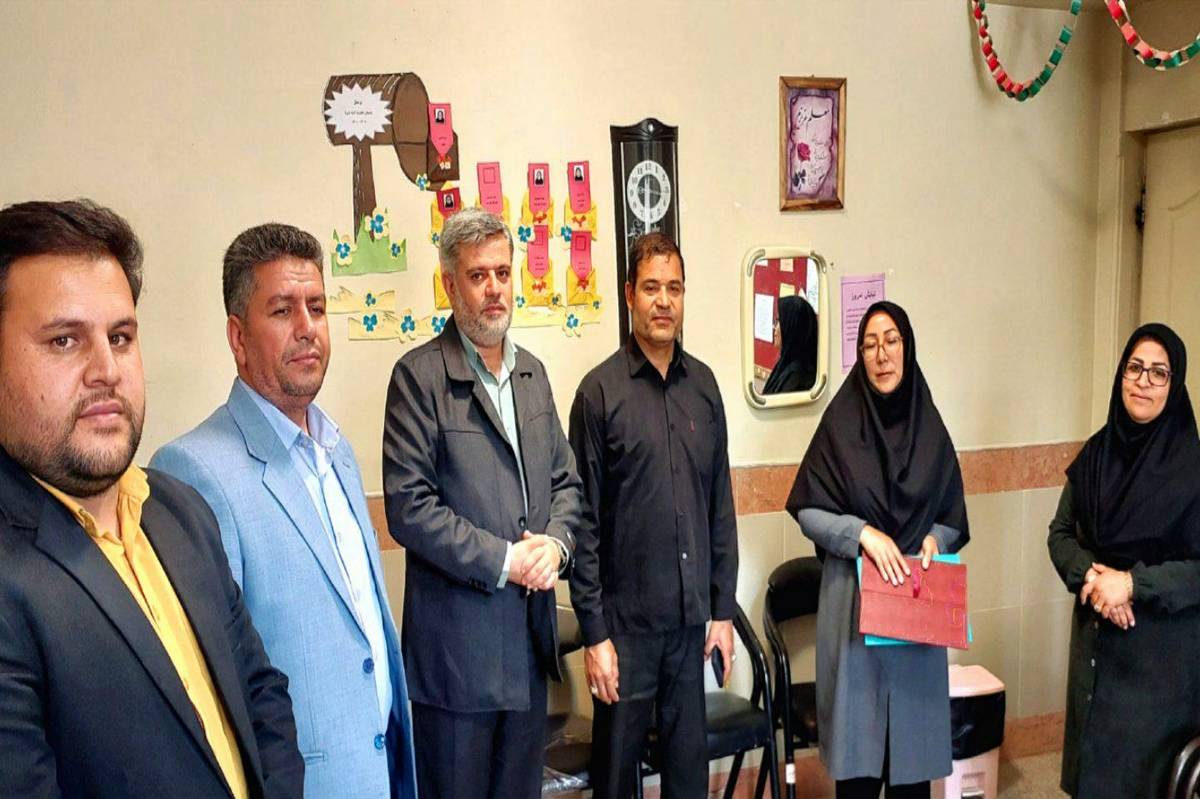 معلم نمونه جلگهرخ ۱۵۰ میلیون ریال جایزه خود را صرف هوشمندسازی کلاس درس کرد
