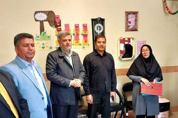 معلم نمونه جلگه‌رخ ۱۵۰ میلیون ریال جایزه خود را صرف هوشمندسازی کلاس درس کرد  