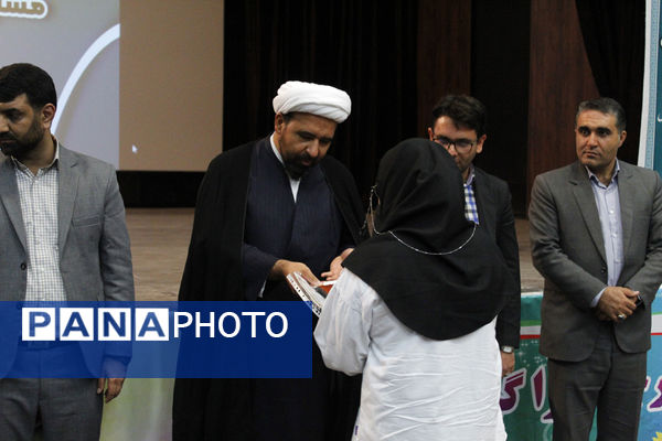 اختتامیه کلاس‌های تابستانی و تقدیر از برگزیدگان فرهنگی و قرآنی در گرمه