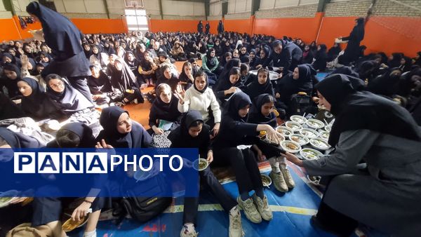 پخت نذری گرامیداشت ایام فاطمیه در دبیرستان دین و دانش مرند