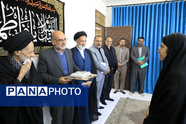 اهدای هدایای مقام معظم رهبری به دانش‌آموزان بیرجندی 