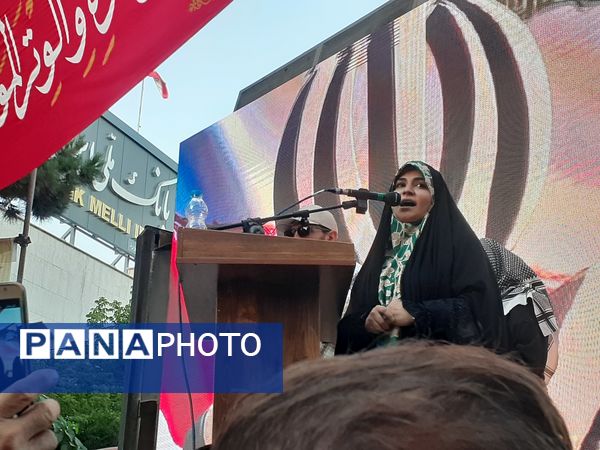 جلوه‌هایی از اجتماع مردم بجنورد در تجلیل از بانوی شجاع رسانه ملی