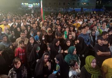 اجتماع اصفهانی‌ها برای حمایت از عملیات وعده ۳ در میدان امام حسین (ع) اصفهان

