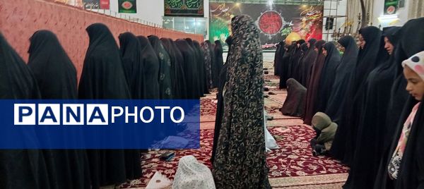 نماز جماعت در شب عزاداری شهادت حضرت فاطمه زهرا(س) در روستای نقاب