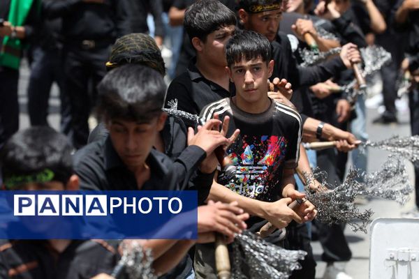 رود اشک و عشق در مسیر حرم همزمان با شکوه عزاداری هیئات‌ در خیابان‌های مشهد