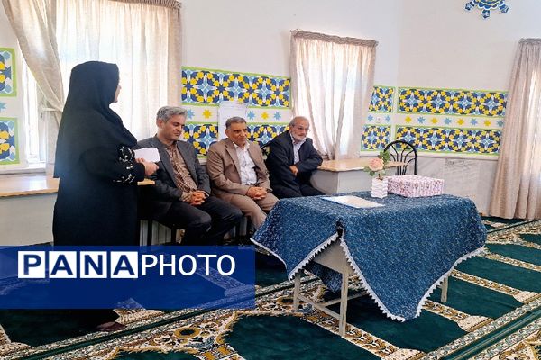 مراسم تجلیل و تکریم مقام آزاده در دبیرستان شاهد شهید حمامی ناحیه ۶ مشهد