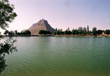 بازدید دانش آموزان هنرستان حضرت زهرا (س) شهرستان بن از نمایشگاه صنایع غذایی