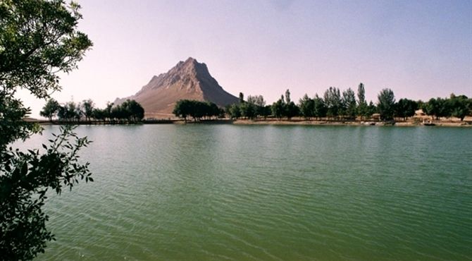 بازدید دانش آموزان هنرستان حضرت زهرا (س) شهرستان بن از نمایشگاه صنایع غذایی