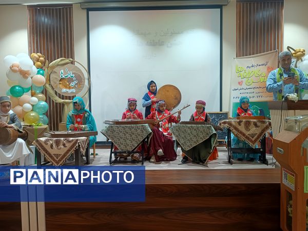 جشن عاطفه‌ها با تقسیم مهر و مهربانی در دبستان آرمینه مصلی نژاد 