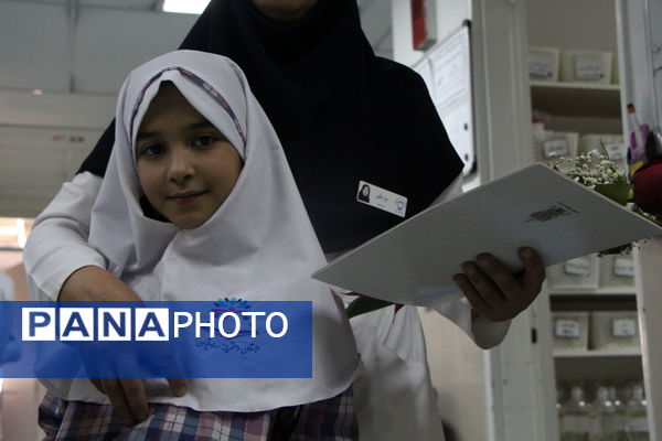 تقدیر دانشآموزان دبستان دخترانه صادقیان یزد از مادر پرستار