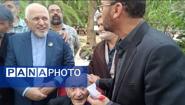مراسم خاکسپاری استاد فرشچیان با حضور مسئولان ملی و کشوری در استان اصفهان