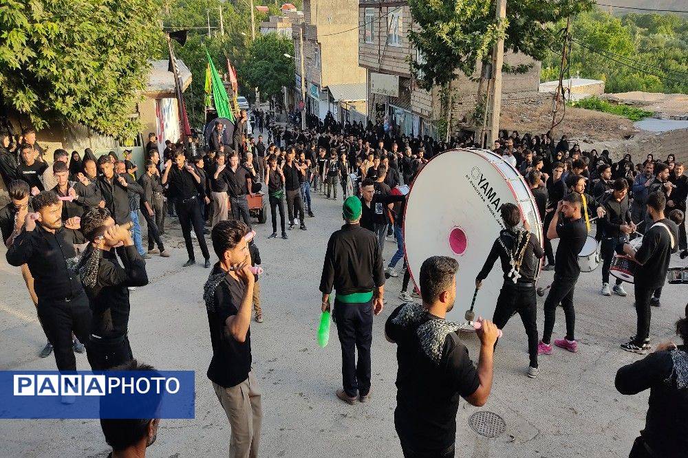 مراسم عزاداری و زنجیرزنی هیئات مذهبی شهر بار در روز تاسوعا حسینی