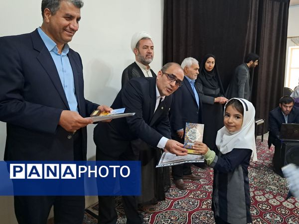 آیین تجلیل از داوران و عوامل مسابقات قرآن، عترت و نماز فرهنگیان منطقه عجب شیر