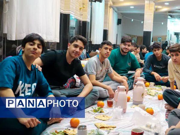 جلوه‌ای از اعتکاف دانش‌آموزی در مسجد امام علی‌بن‌ابی‌طالب (ع)