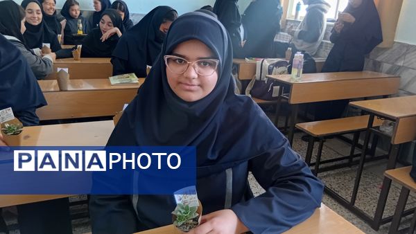 جشن‌ روز‌ دانش‌ آموز‌ در‌ دبیرستان‌ عطیه