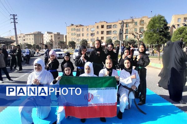 برگزاری مراسم راهپیمایی سیزده آبان با حضور دانش‌آموزان و مسئولین در ملارد