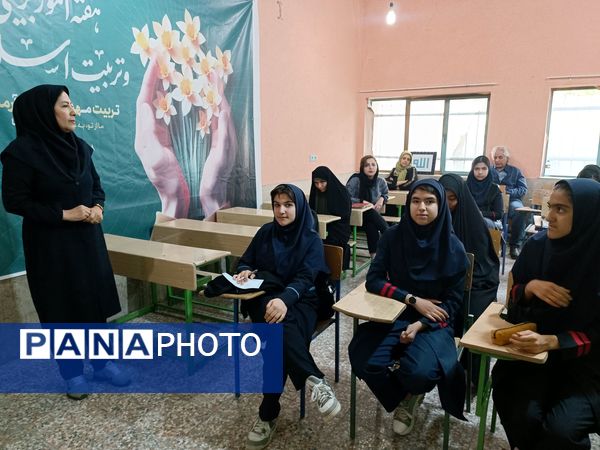 مسابقه مشاعره و حافظ‌خوانی در کانون شهدای فرهنگی ملارد