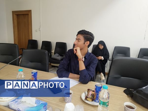 نشست مدیرکل اداره نوسازی مدارس استان اصفهان با دانش‌آموز خبرنگاران پانا 